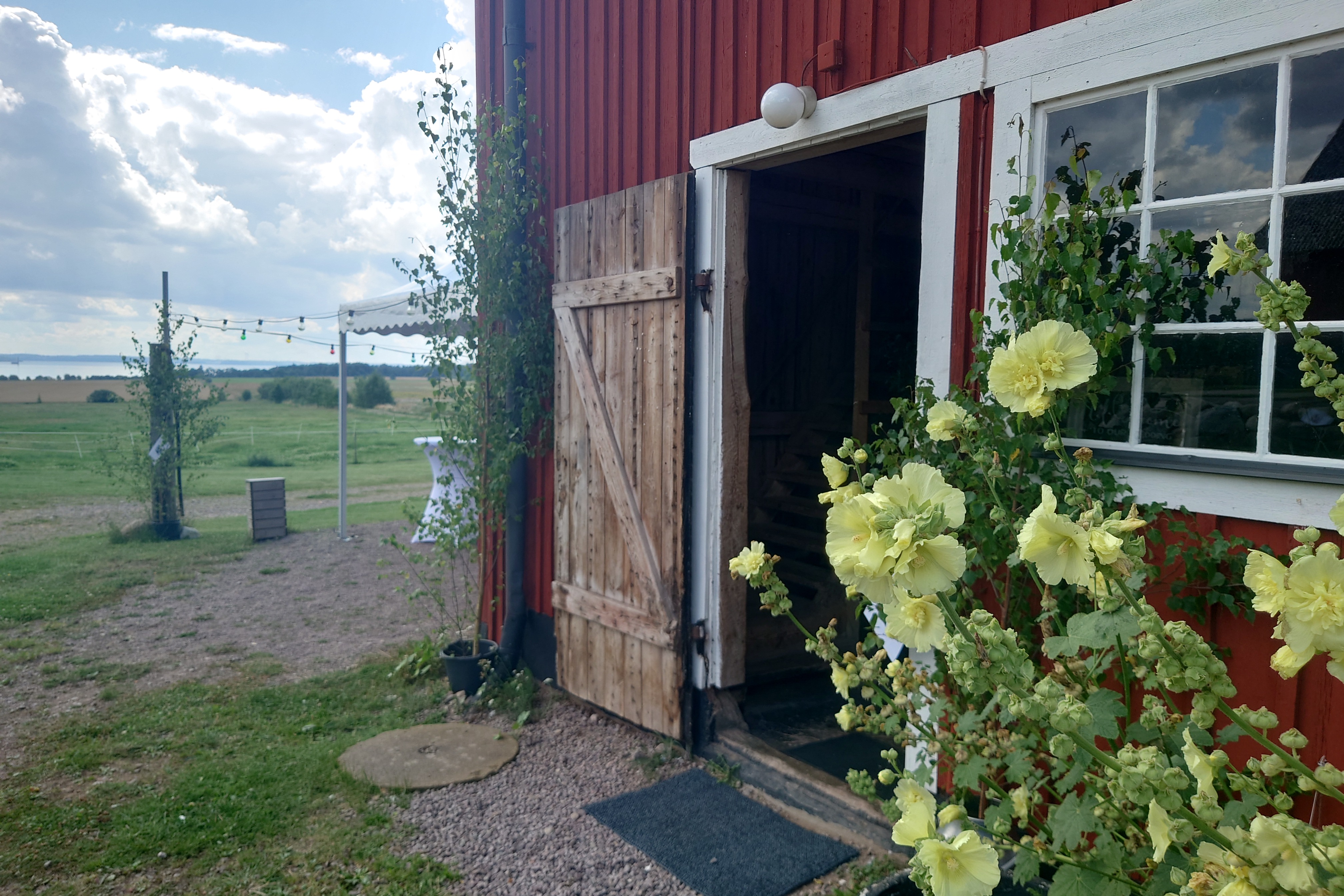Exteriör av Djurkälla Stora Storgården med lantlig miljö